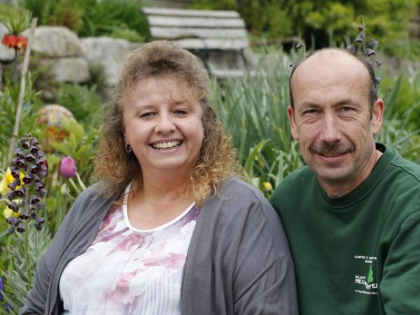 Astrid und Klaus Neundörfer, Geschäftsführer der Klaus Neundörfer GmbH, im Garten zwischen blühenden Pflanzen