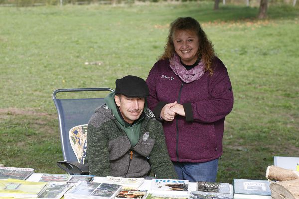 Astrid und Klaus Neundörfer von Galabau Neundörfer bei einer Messe im Außenbereich mit Informationsmaterial zu Garten- und Landschaftsbau
