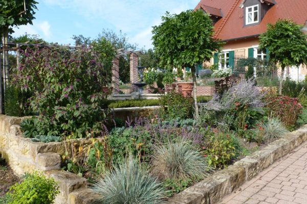 Professionell angelegter Vorgarten mit Natursteinmauer und Stauden von Klaus Neundörfer Garten- und Landschaftsbau