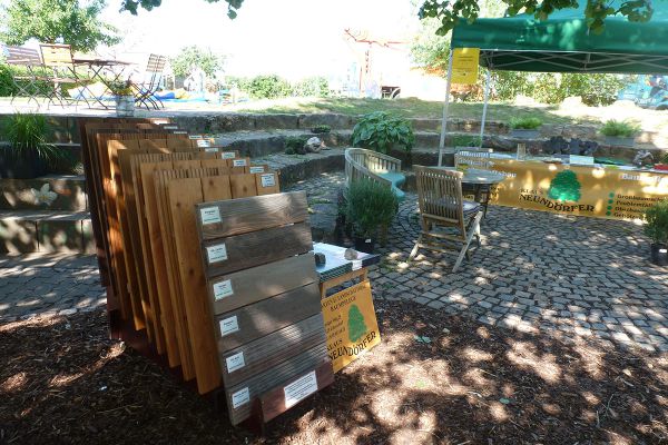 Informationsstand von Klaus Neundörfer Garten- und Landschaftsbau mit Materialmustern und Beratung