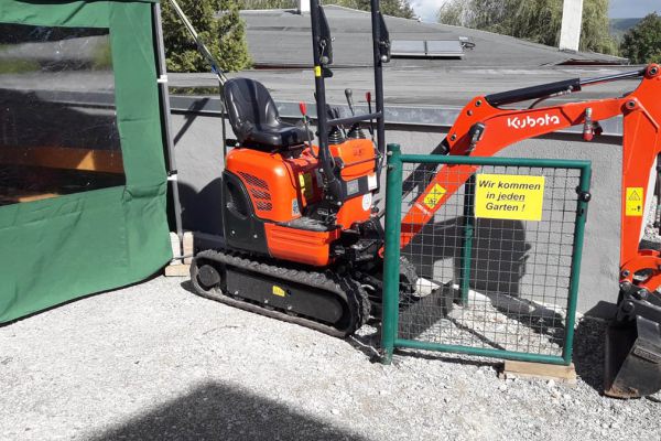 Kompakter Minibagger von Galabau Neundörfer für Arbeiten in kleinen Gärten