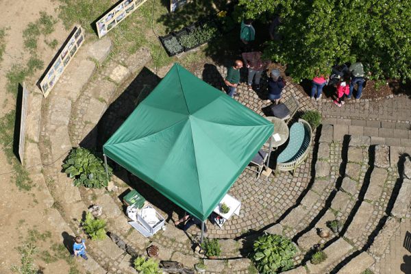 Infostand von Galabau Neundörfer unter grünem Pavillon bei einer Veranstaltung im Freien