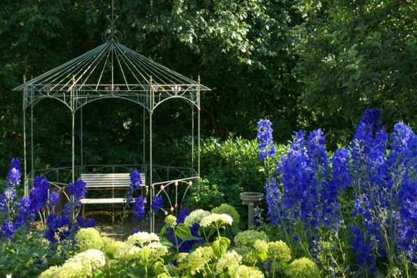 Professionell angelegte Gartenanlage mit Pavillon und Staudenbeet im Garten- und Landschaftsbau